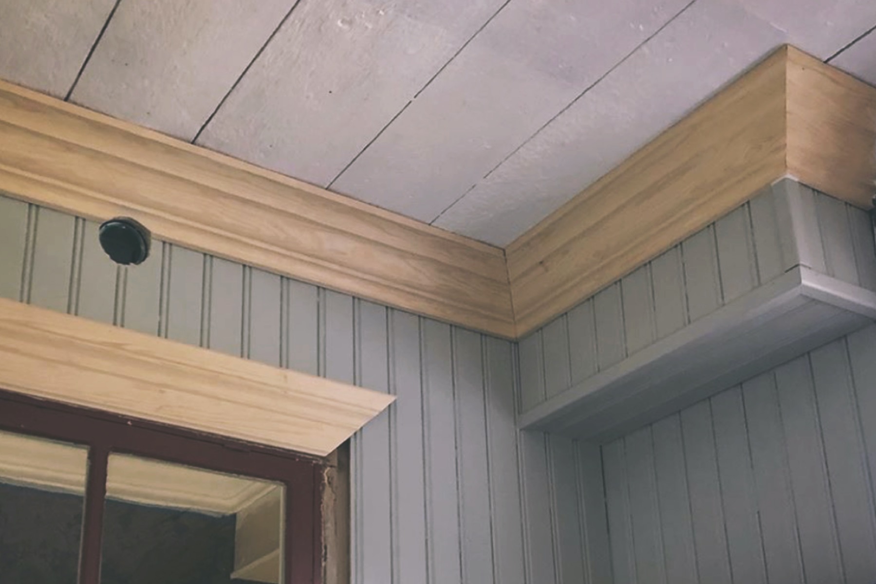 Gersågad list runt dörr